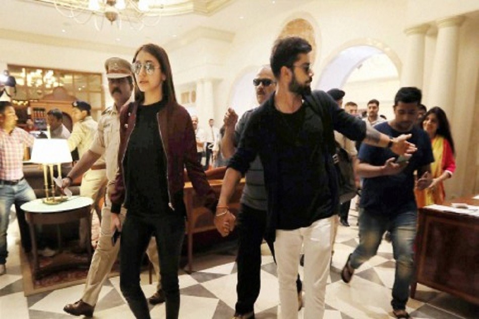 कचरा फेंकने वाले शख्स और उसकी मां ने विराट, अनुष्का की लगाई क्लास! बताया लोकप्रियता कमाने का जरिया