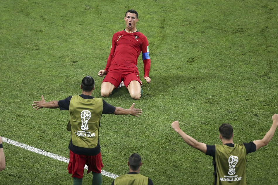 FIFA World Cup: रोते हुए बच्चे के आंसू पोछ रोनाल्डो ने जीता दिल, वीडियो देखे बिना नहीं रह पाएंगे आप