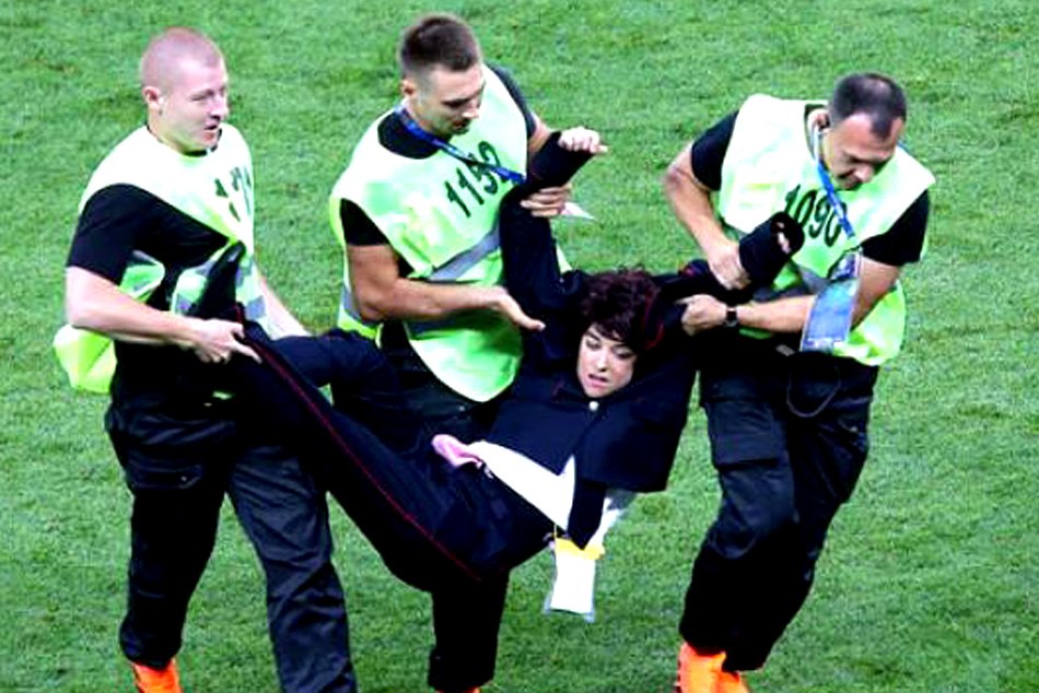 FRAvsCRO: ...तो इस वजह से बीच मैदान में पहुंचकर इस लड़की ने मचाया हड़कंप, देखें VIDEO