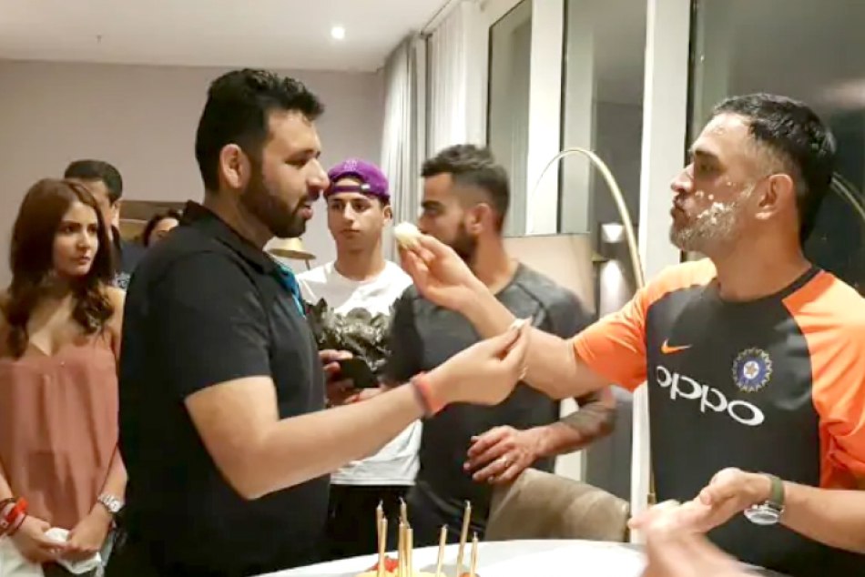 धोनी के बर्थ-डे सेलिब्रेशन के मौके पर कुछ इस तरह नजर आईं अनुष्का शर्मा, लोगों ने किए मजेदार कमेंट्स