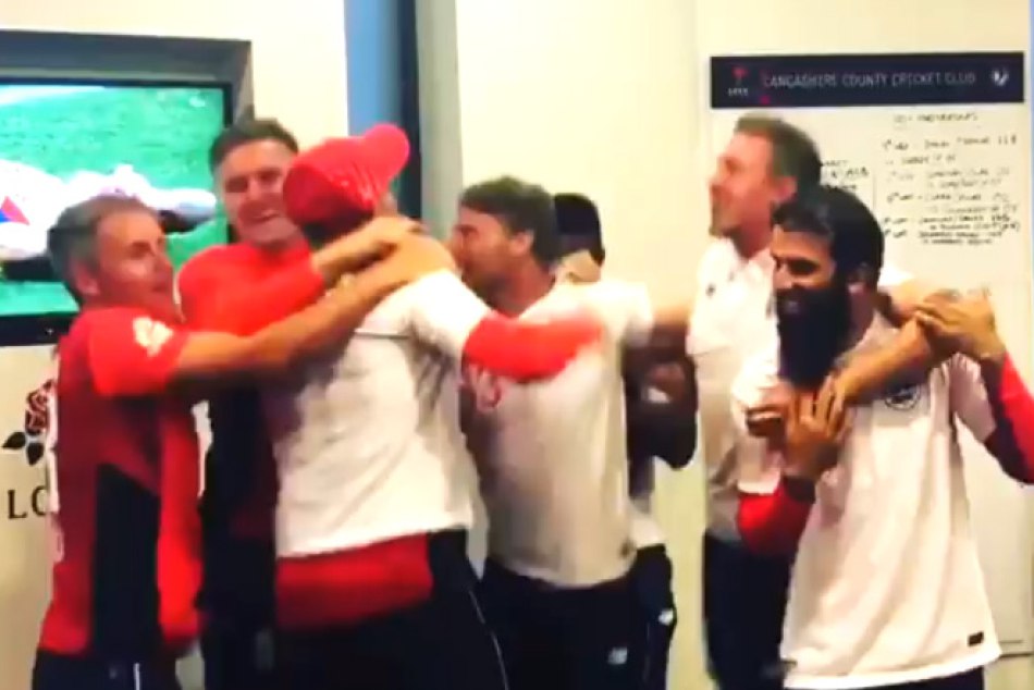 VIDEO: भारत से मिली करारी हार के बाद भी इंग्लैंड की टीम ने ड्रेसिंग रूम में किया जमकर डांस