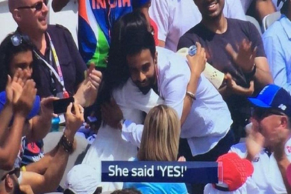 INDvsENG: एक युवक ने अंगूठी पहनाकर लड़की को किया प्रपोज, खिलाड़ियों ने भी बजाई ताली, देखें वीडियो