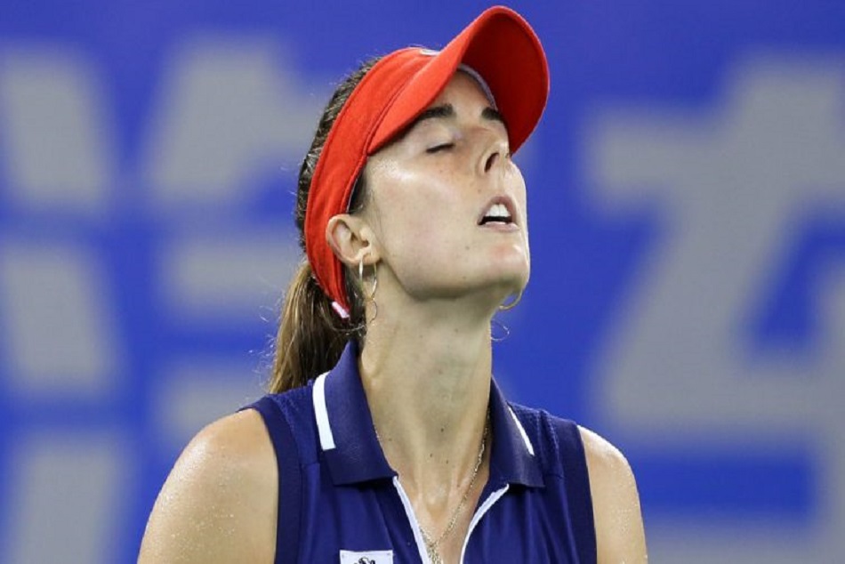 Video: महिला खिलाड़ी ने मैदान पर उतारा टॉप तो अंपायर ने लगाया फाइन, विवाद