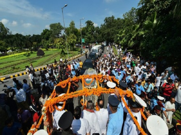 जब अटल ने दी थी बादाम की बोरीः
