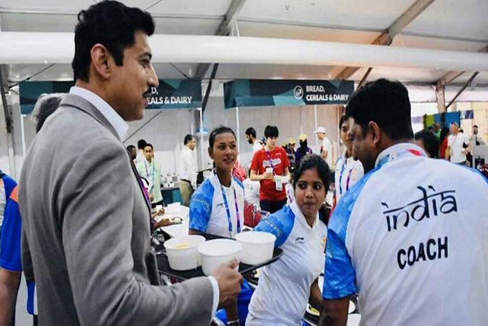 Asian Games 2018: खेल मंत्री राज्यवर्धन सिंह राठौड़ ने किया दिल जीतने वाला काम, फोटो हो रही वायरल