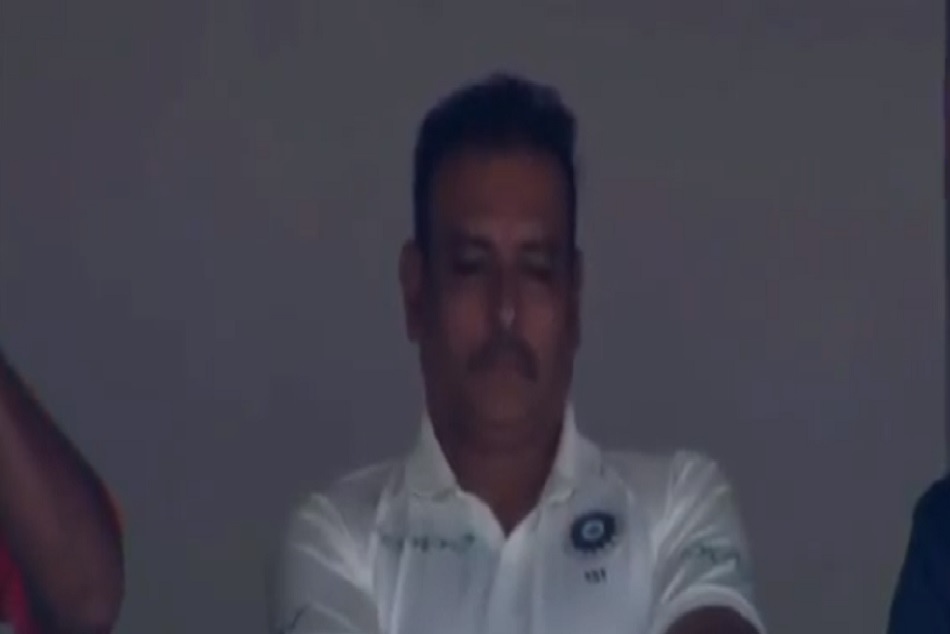 ENG vs IND: ड्रेसिंग रूम में झपकी लेने लगे कोच रवि शास्त्री, देखें वीडियो