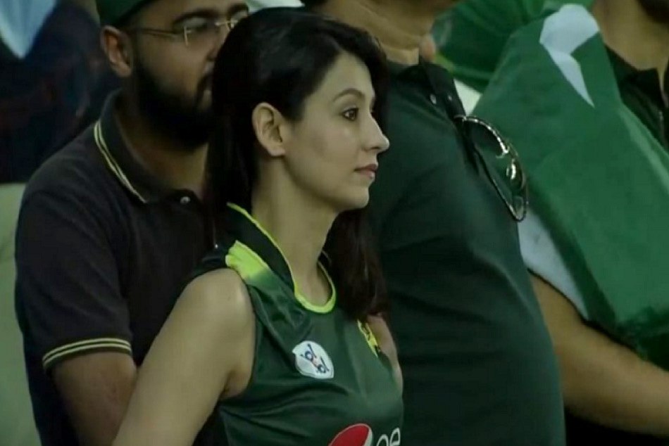 INDvsPAK: वायरल हो रही इस 'मिस्ट्री' गर्ल की क्या है सच्चाई, जिसने सोशल पर मचा रखा है धमाल