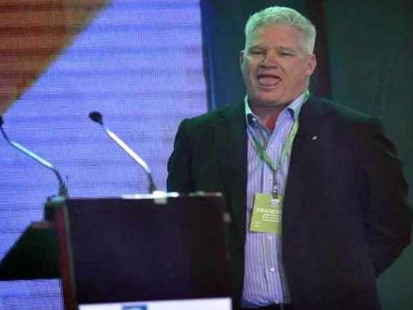 कमेंटेटर डीन जोंस से भिड़ा पाकिस्तानी फैन, दे दी मुंह बंद रखने की धमकी