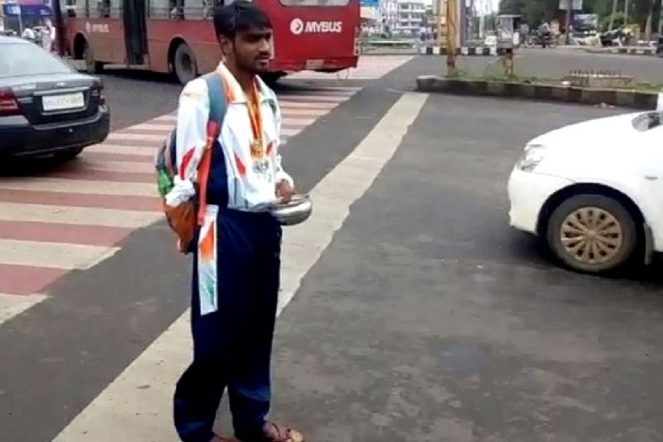 शिवराज सरकार की उपेक्षा के चलते सड़कों पर भीख मांगने को मजबूर है देश का होनहार खिलाड़ी