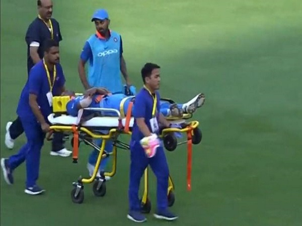 भारत की ओर से एक बल्लेाज कम: