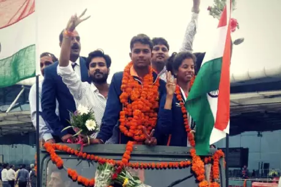 Asian Games 2018: मेडल जीतकर भोपाल पहुंचीं हर्षिता का हुआ जोरदार स्वागत