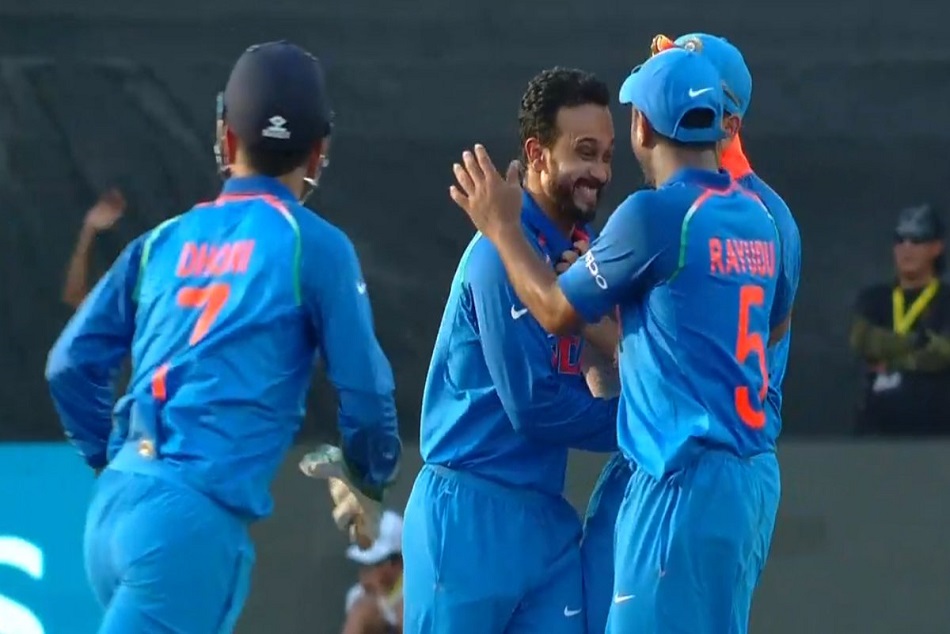 केदार जाधव ने अंपायर को 'दिखाई आंखें' और भारत को मिली सफलता !