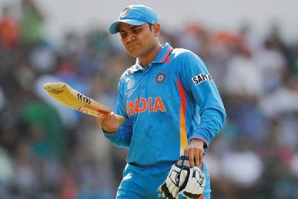 VIDEO: क्रिकेट के मैदान पर उतरते ही वीरेंद्र सहवाग ने बरसाए छक्के, कहा- उसूल नहीं बदला ...