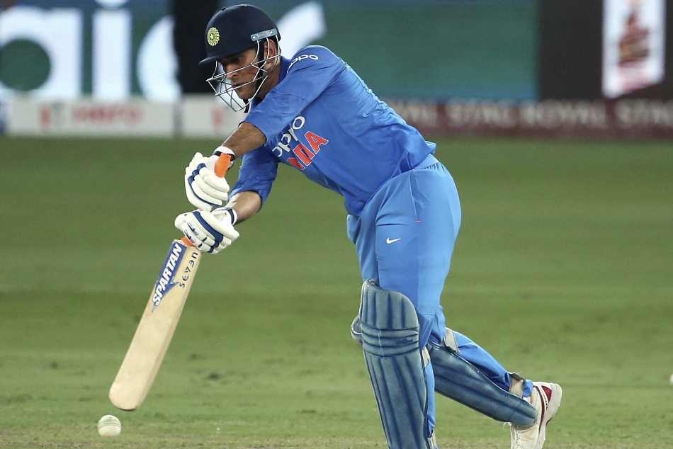 IndVsWi: धोनी के आउट होने पर मोदी के मंत्री ने दी संन्यास लेने की सलाह, तो यूजर्स ने किया ट्रोल