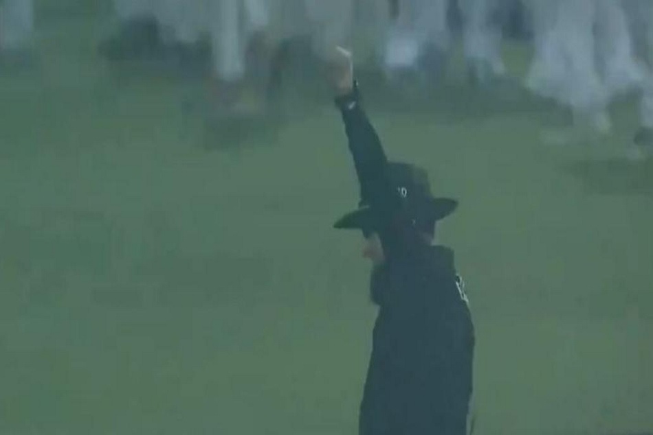 Video- ऐसा क्या हुआ कि अंपायर अलीम डार आउट देने के बाद लौट गए पवेलियन, हर कोई कर रहा तारीफ