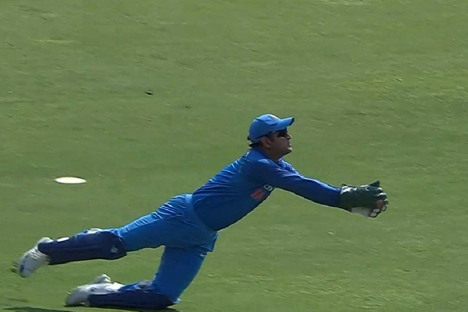 Video: INDvWI मैच में धोनी ने ये असाधारण कैच पकड़कर आलोचकों को दिया करारा जवाब
