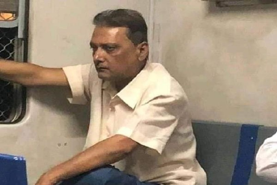 मुंबई लोकल में दिखे टीम इंडिया के हेड कोच 'रवि शास्त्री' तो यूजर्स ने किया ट्रोल