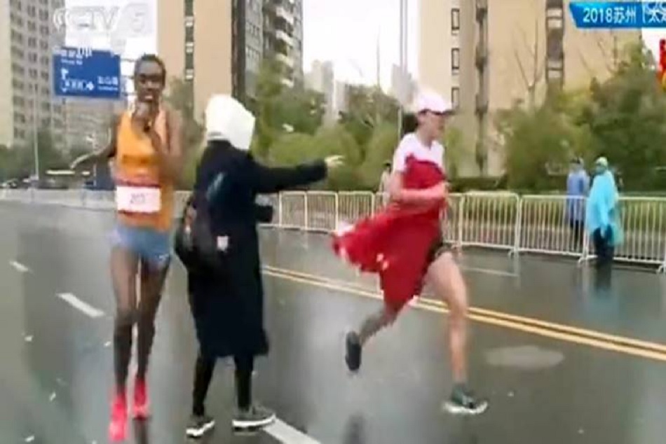 Video: एक झंडे ने बिगाड़ा चीनी खिलाड़ी का खेल, एैन मौके पर हार गई मैराथन रेस
