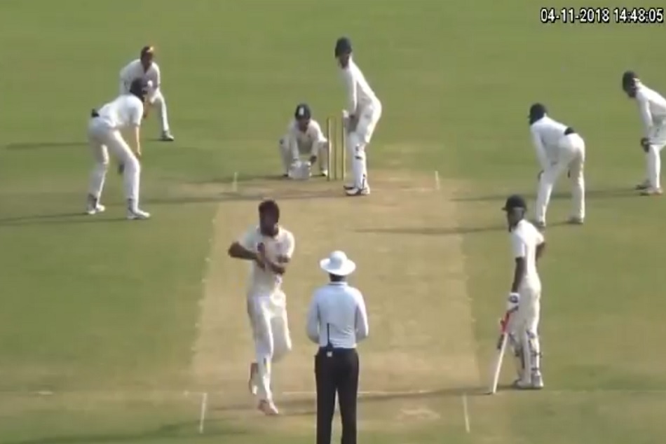 Video: आपने भी नहीं देखा होगा ऐसा बॉलिंग एक्शन, खुद अंपायर भी हो गया कनफ्यूज