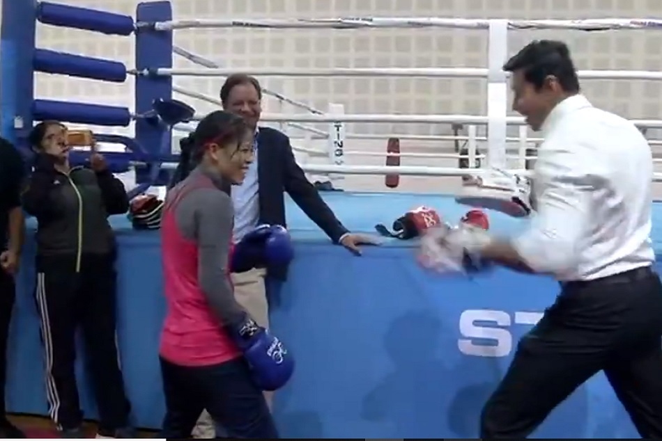 VIDEO : इस मुक्केबाज ने क्यों कर दी राज्यवर्धन सिंह राठौड़ पर मुक्कों की बौछार