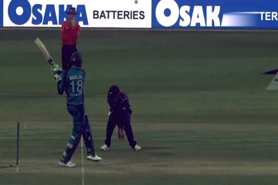 Video- 'बैडलक' के चलते कुछ इस तरह आउट हुए शोएब मलिक, आपको नहीं होगा यकीन