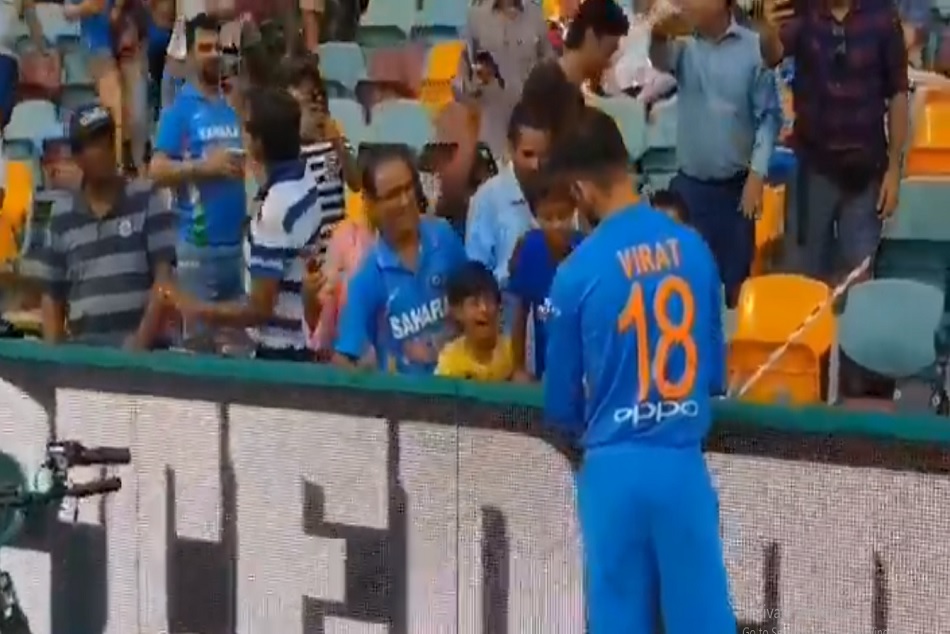 INDvsAUS: मैच शुरू होने से पहले विराट कोहली ने किया दिल जीतने वाला काम, देखें Video