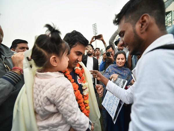 'राजनीति में शामिल होने की खबरे झूठी हैं।'