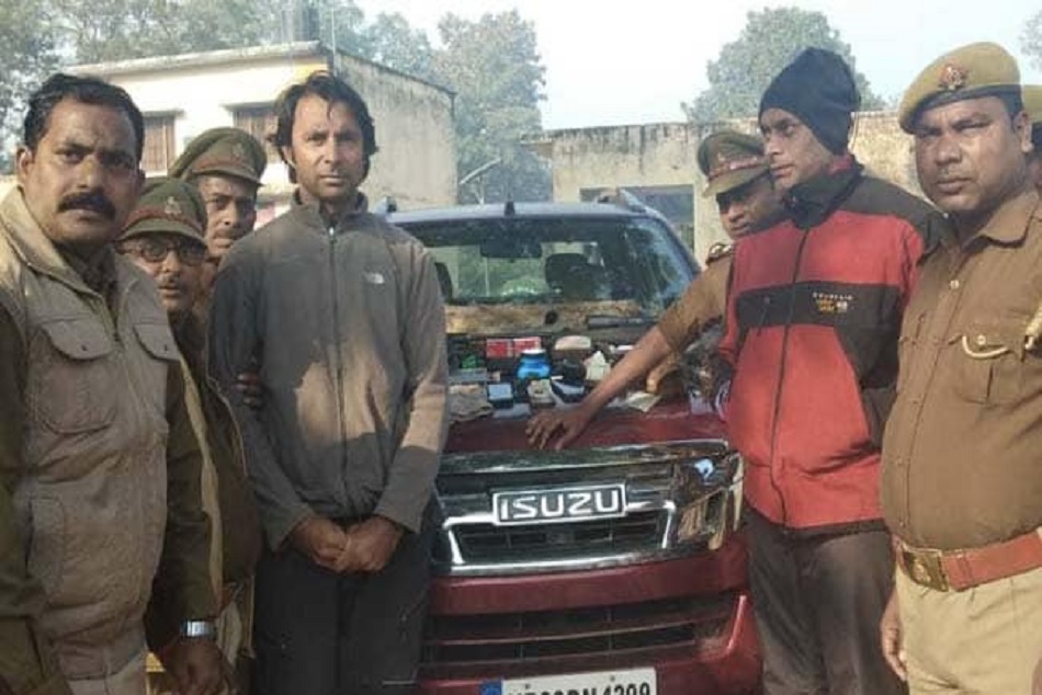 शिकार करने गए इस खिलाड़ी को यूपी पुलिस ने किया गिरफ्तार, सांभर की खाल और राइफल बरामद