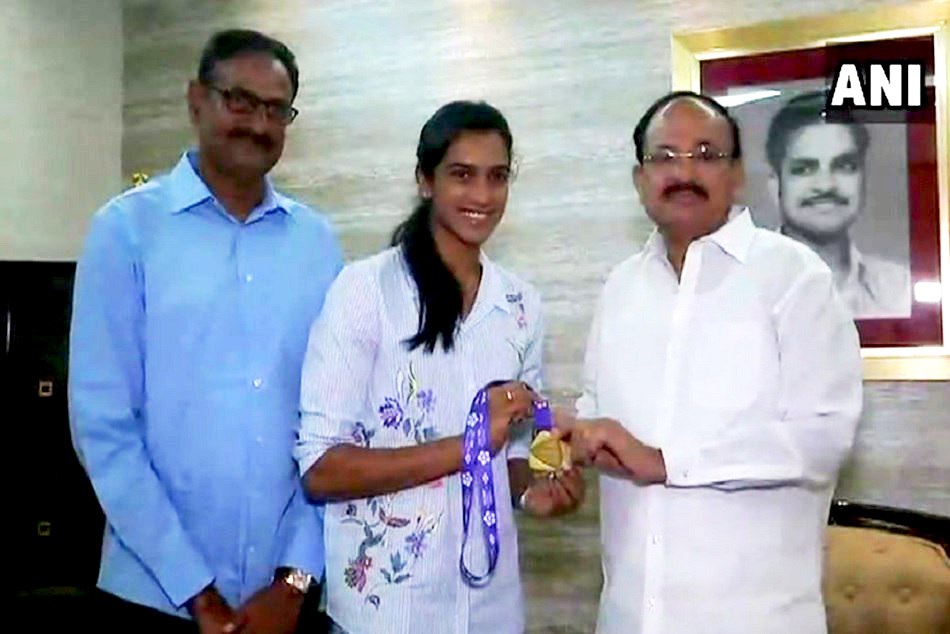 पीवी सिंधु ने उपराष्ट्रपति से की सपरिवार मुलाकात, वेंकैया ने बताया इतिहास रचने वाली खिलाड़ी