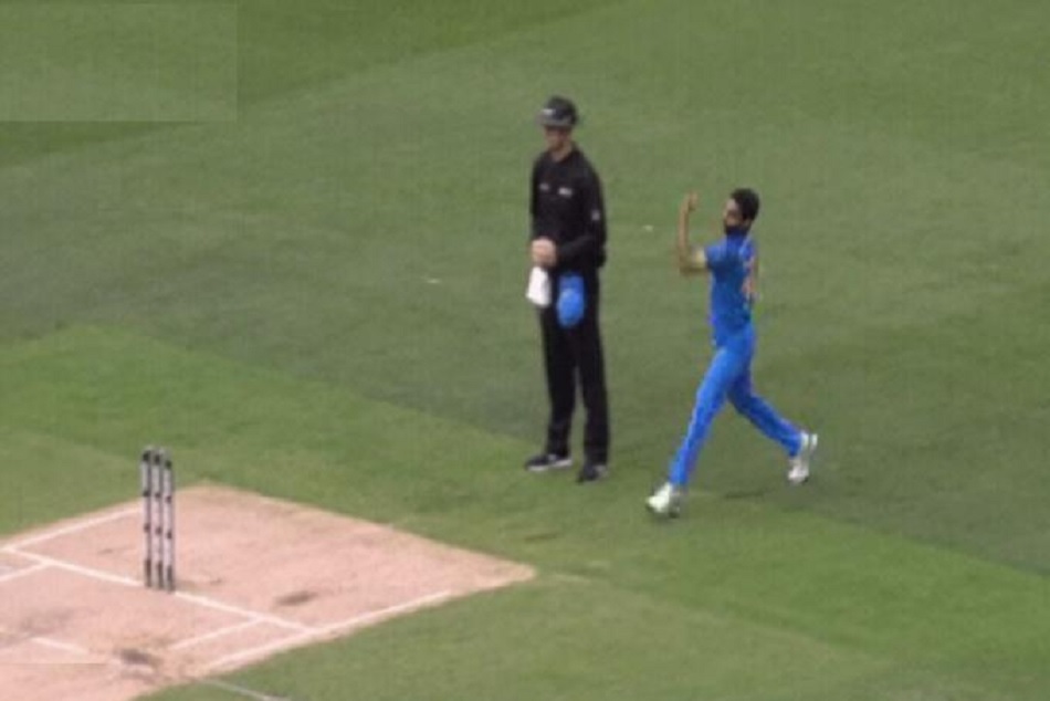 VIDEO : धोनी के 'खास टिप्स' के बाद भुवनेश्वर ने एरॉन फिंच को ऐसे किया आउट