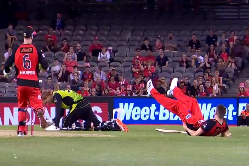 VIDEO : क्रिकेट में आपने शायद ही देखा होगा ऐसा रन आउट, आ जाएगी हंसी