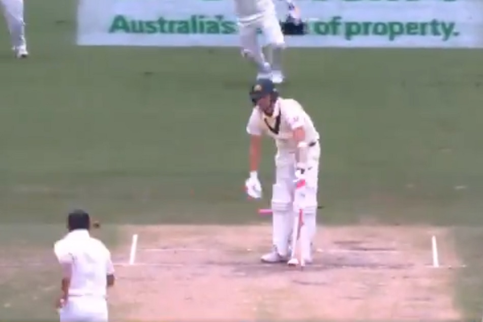 INDvsAUS: मोहम्मद शमी की शानदार गेंद ने उड़ा दी कमिंस की गिल्लियां, देखें Video