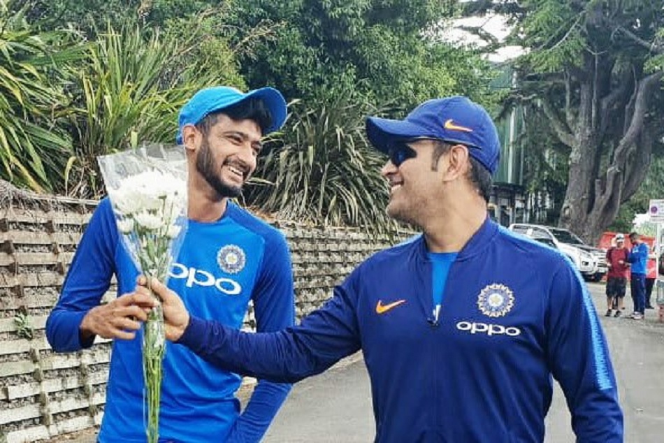 खलील अहमद और धोनी की यह तस्वीर हो रही है वायरल, क्या है इसकी कहानी