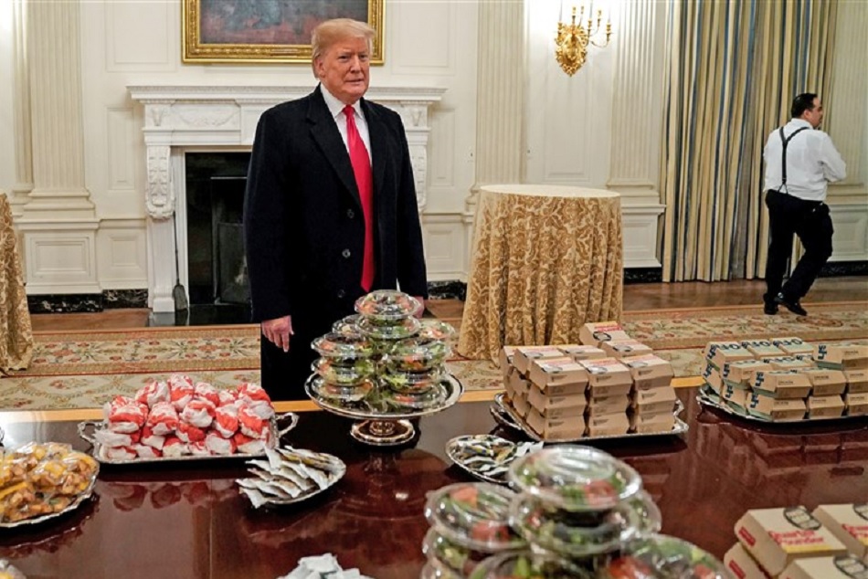 ट्रंप को अपने खर्चे पर देनी पड़ी फुटबॉल टीम को पार्टी, खुद ही आर्डर किया पिज्जा और बर्गर