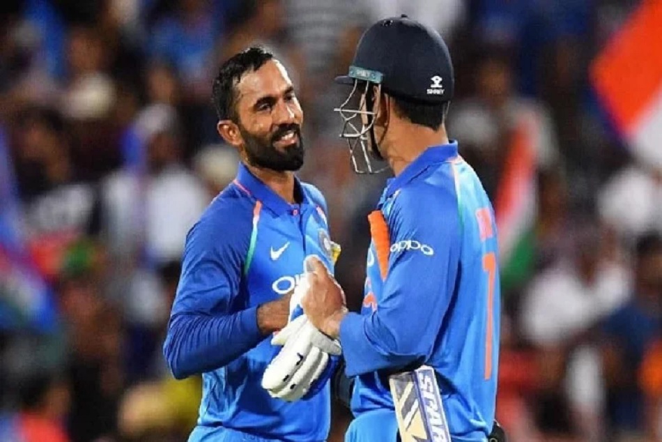 INDvsAUS: जब कार्तिक के कहने पर धोनी ने अर्धशतक पूरा कर उठाया बल्ला