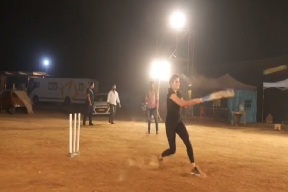 VIDEO: कैटरीना कैफ ने क्रिकेट खेलते हुए अनुष्का-विराट से की अपने लिए खास सिफारिश