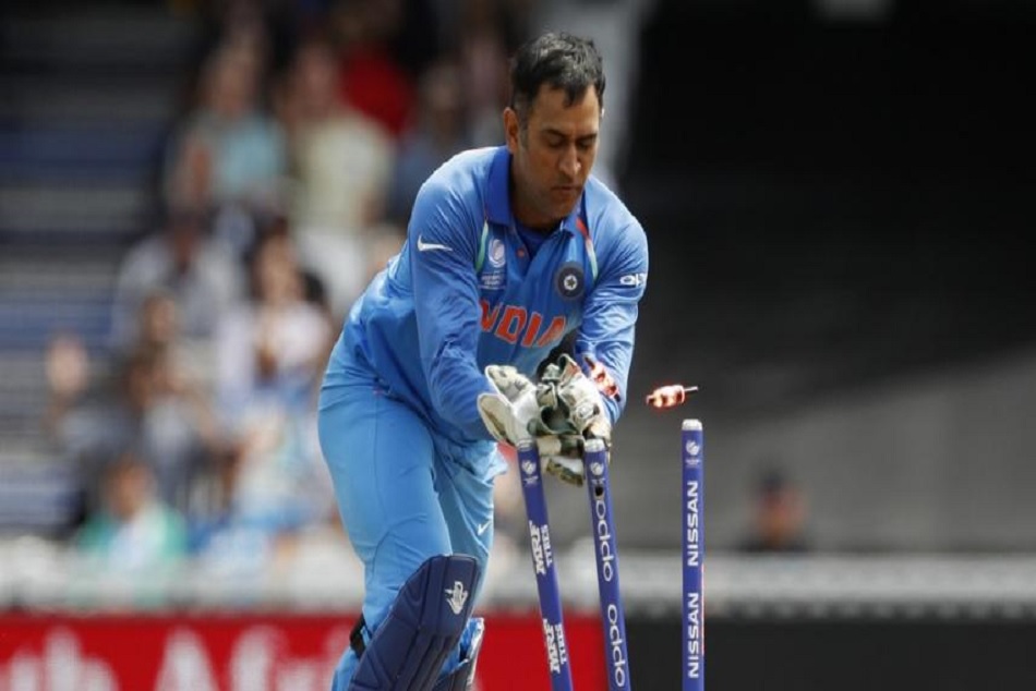 एडिलेड ODI: धोनी ने किया कमाल, पलक झपकते ही बिजली की रफ्तार से की स्टंपिंग, देखें Video