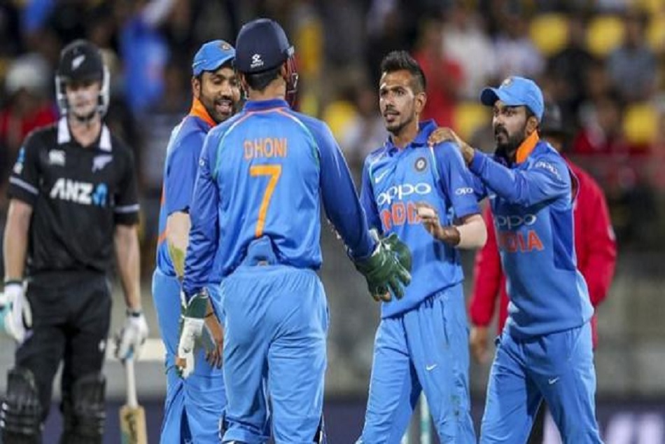 Video: 'चहल TV' के लिए धोनी के पीछे पड़ युजवेंद्र, भागते नजर आए माही