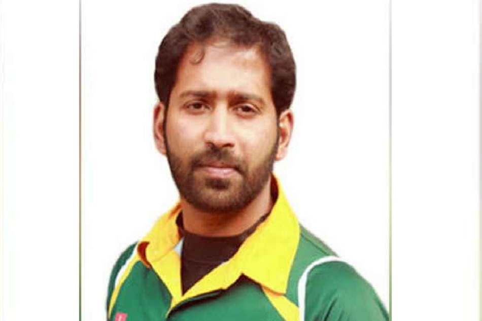 क्रिकेट फैंस के लिए बुरी खबर, 2 ओवर फेंकने के बाद गेंदबाज ने तोड़ा दम