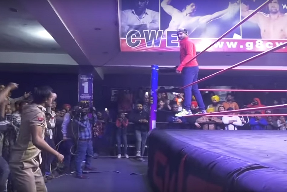 Video: ग्रेट खली के CWE रिंग में कूदे हरभजन, रेसलर को जड़ दिया जोरदार थप्पड