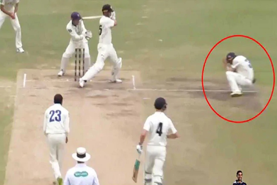 VIDEO: अजीबोगरीब तरीके से आउट हुआ बल्लेबाज, शॉट मारने के बाद हेलमेट में लगी गेंद