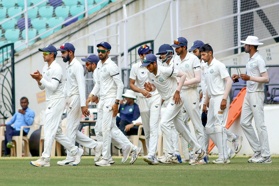 काली पट्टी बांधकर मैदान में उतरे विदर्भ टीम और शेष भारत टीम के खिलाड़ी