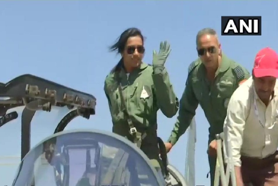 VIDEO: पीवी सिंधु बनीं लड़ाकू विमान 'तेजस' में उड़ान भरने वाली पहली भारतीय महिला