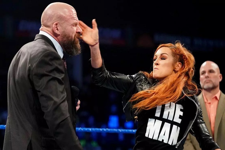 वीडियो में देखें कैसे WWE महिला रैसलर ने सबके सामने ट्रिपल एच को जड़ा थप्पड़