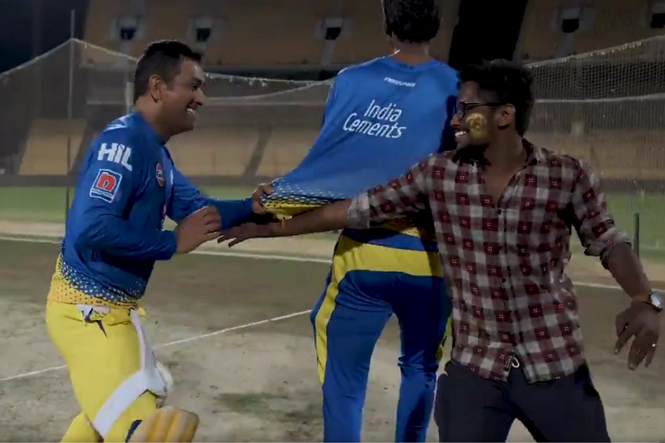 VIDEO: धोनी ने फिर लगाई अपने फैन के साथ रेस, 'Funny' मूड में दिया ऐसा रिएक्शन