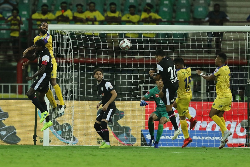 आईएसएल-5 : 10 खिलाड़ियों के साथ नार्थईस्ट ने ब्लास्टर्स को बराबरी पर रोका