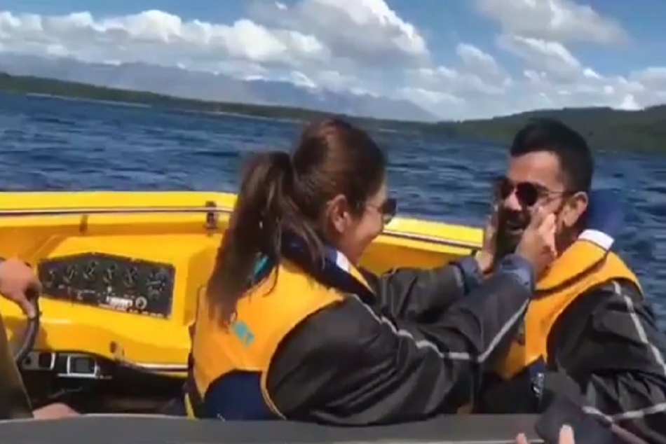 VIDEO: समुद्र में अनुष्का ने दौड़ाई 'BOAT', हंसने लगे कोहली तो पत्नी ने किया कुछ ऐसा काम