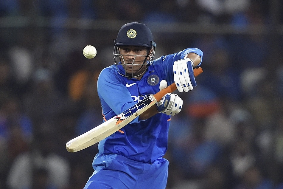 INDvAUS: केवल एक छक्का लगाकर धोनी ने तोड़ दिया 'हिटमैन' रोहित का ये बड़ा रिकॉर्ड