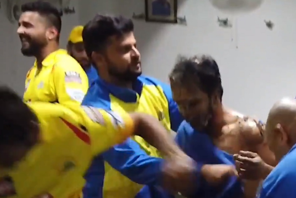 IPL 2019 : जाधव को तौलिया देने पर धोनी ने रैना को कही ऐसी बात, वायरल हुआ VIDEO