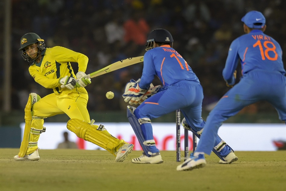 धोनी-धोनी नाम से गूंज उठा मैदान, खराब विकेटकीपिंग देख लोगों ने पंत का यूं उड़ाया मजाक